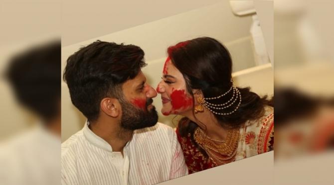 বিতর্ক উপেক্ষা করে সিঁদুর খেলায় মাতলেন নুসরত