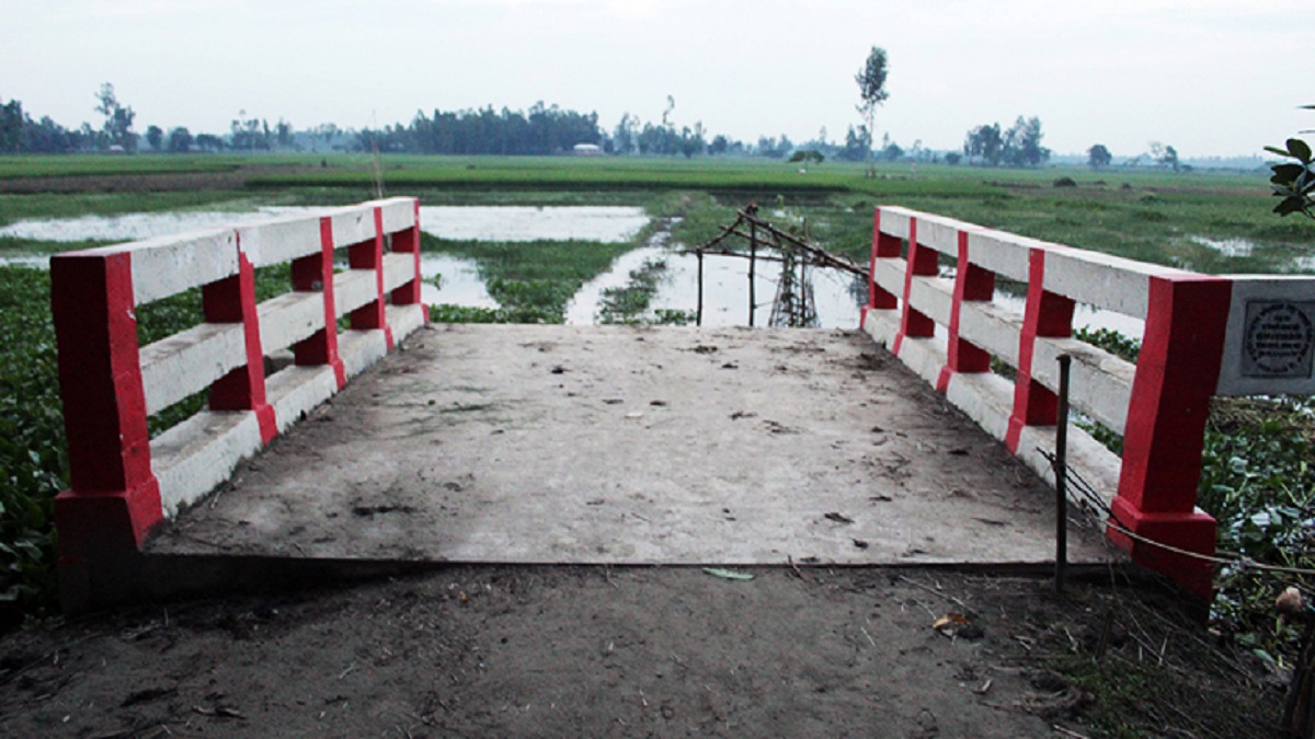 ব্রিজ আছে, রাস্তা নেই