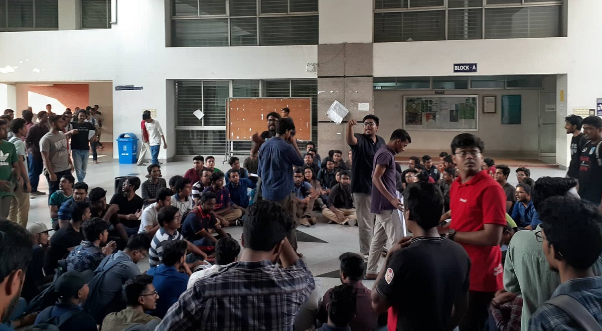 আহসান উল্লাহ বিশ্ববিদ্যালয়ের ভিসির অপসারণের দাবিতে শিক্ষার্থীদের বিক্ষোভ
