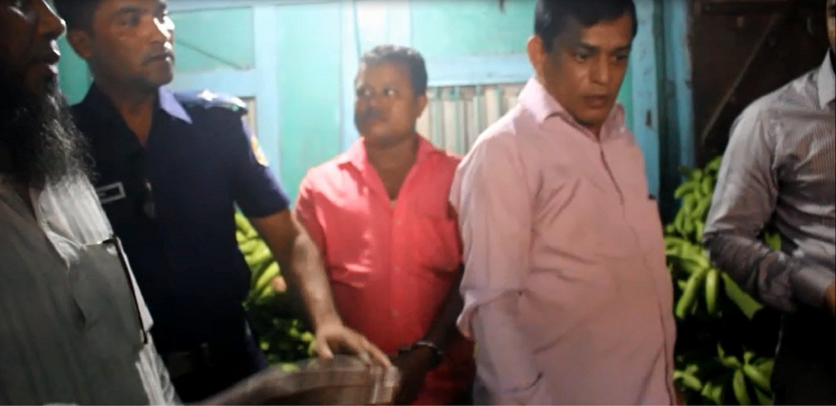 কলায় ওষুধ প্রয়োগের সময় জনতার হাতে আটক