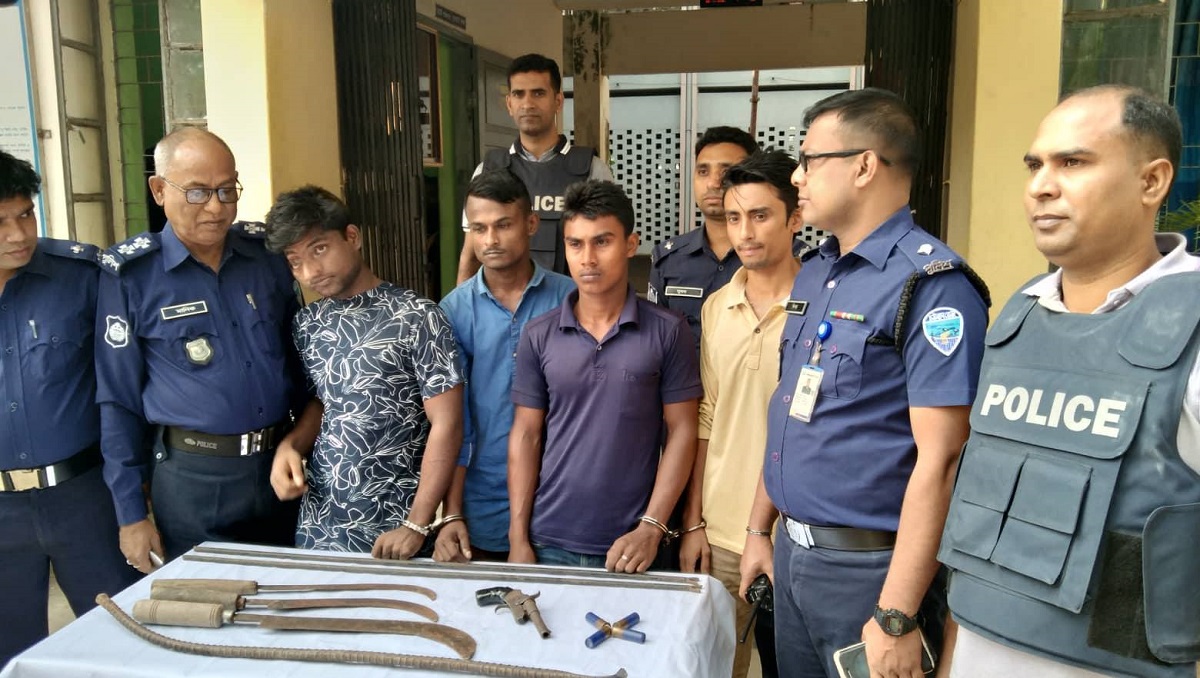 ডাকাতির প্রস্তুতি কালে অস্ত্রসহ চার ডাকাত আটক