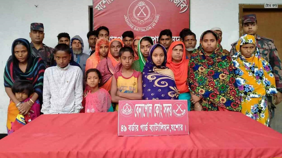 বেনাপোল সীমান্তে পাচারকারীসহ ৫৪ নারী,পুরুষ শিশু আটক