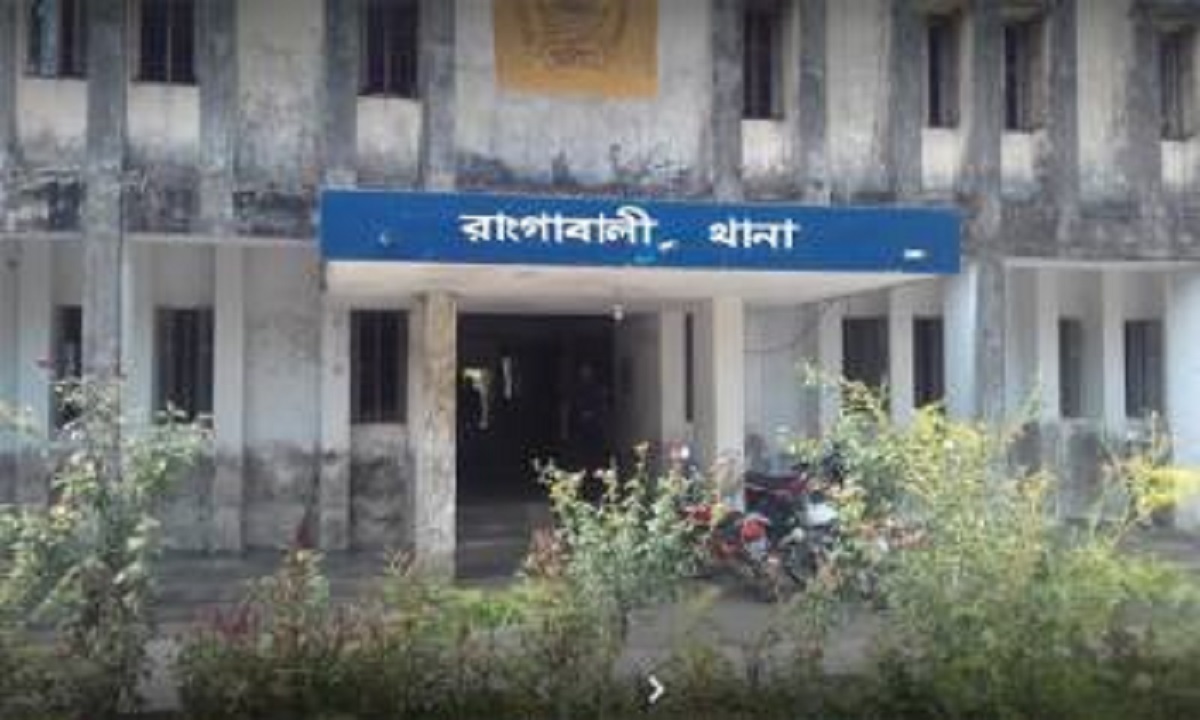 স্কুলছাত্রীর ঝুলন্ত লাশ উদ্ধার