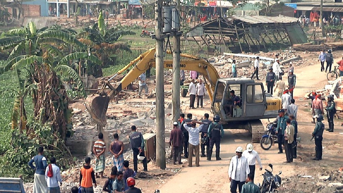 বরিশালে গণপূর্তের জমিতে অবৈধ স্থাপনা উচ্ছেদ