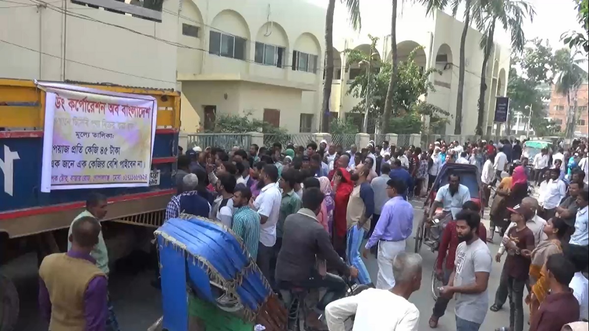 টিসিবির পেঁয়াজ বিক্রি: চাপ সামলাতে না পেরে ডিলারের পলায়ন