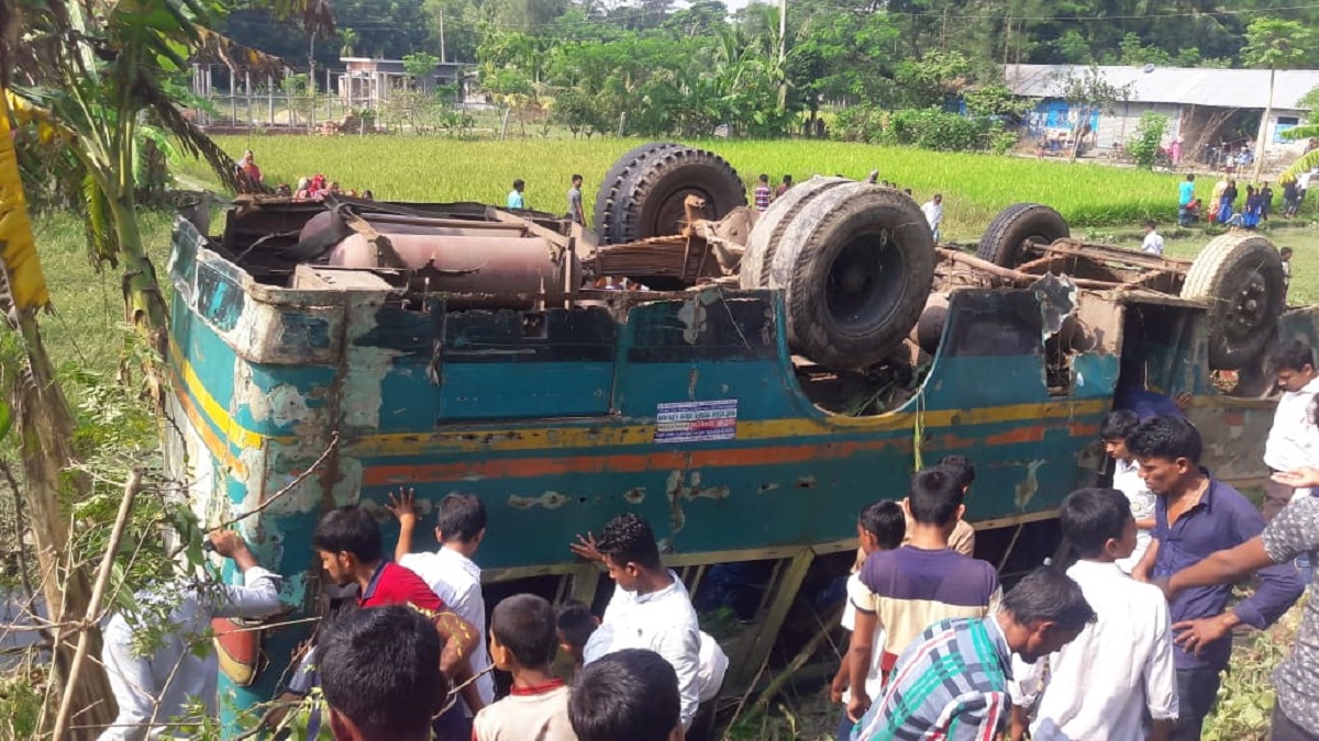 বাস উল্টে খাদে, ২৫ যাত্রী আহত