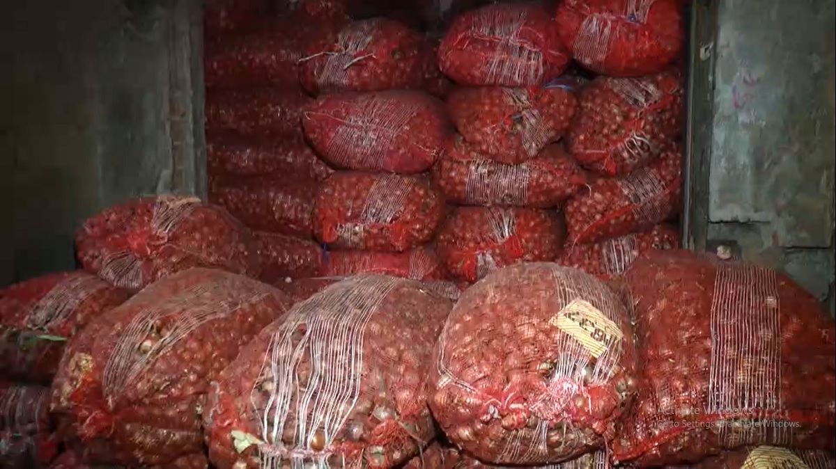 রাজশাহীতে মজুদকৃত ৩০০ বস্তা পেঁয়াজের সন্ধান