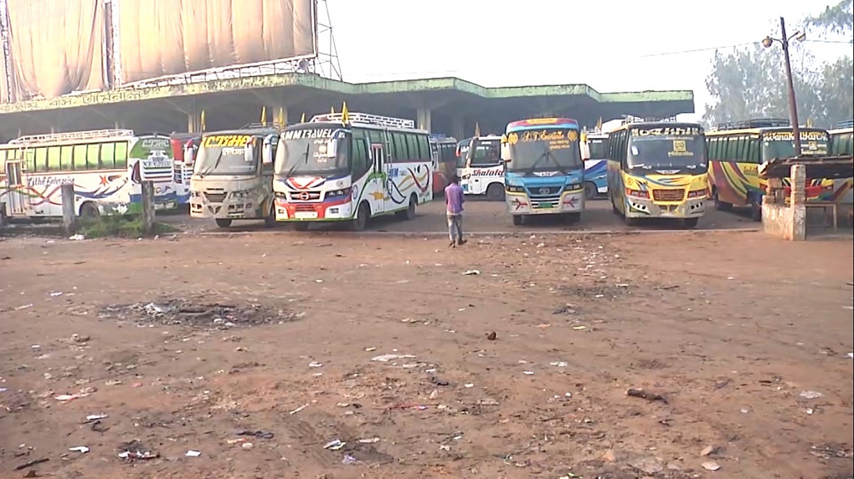 অঘোষিত ধর্মঘটে আজও বিভিন্ন জেলায় বন্ধ আছে বাস চলাচল