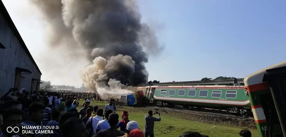 সিরাজগঞ্জে ট্রেনের ৬ বগি লাইনচ্যুত, ২টিতে আগুন