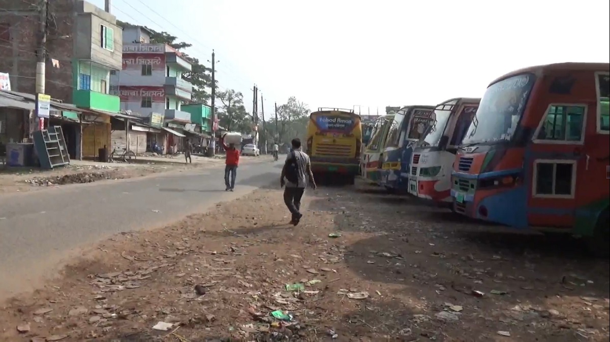 আজও অঘোষিত পরিবহন ধর্মঘটে বাস চালক ও শ্রমিকরা