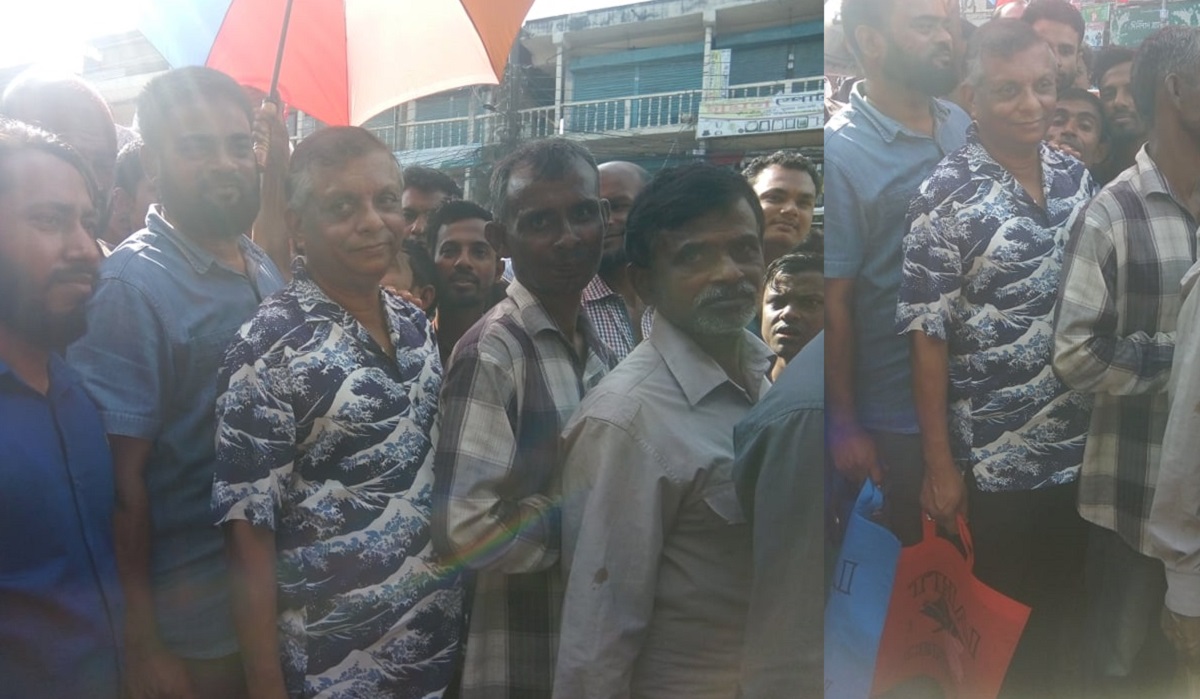 খোলাবাজারে পেঁয়াজ কিনতে লাইনে দাঁড়ালেন মেয়র আরিফ