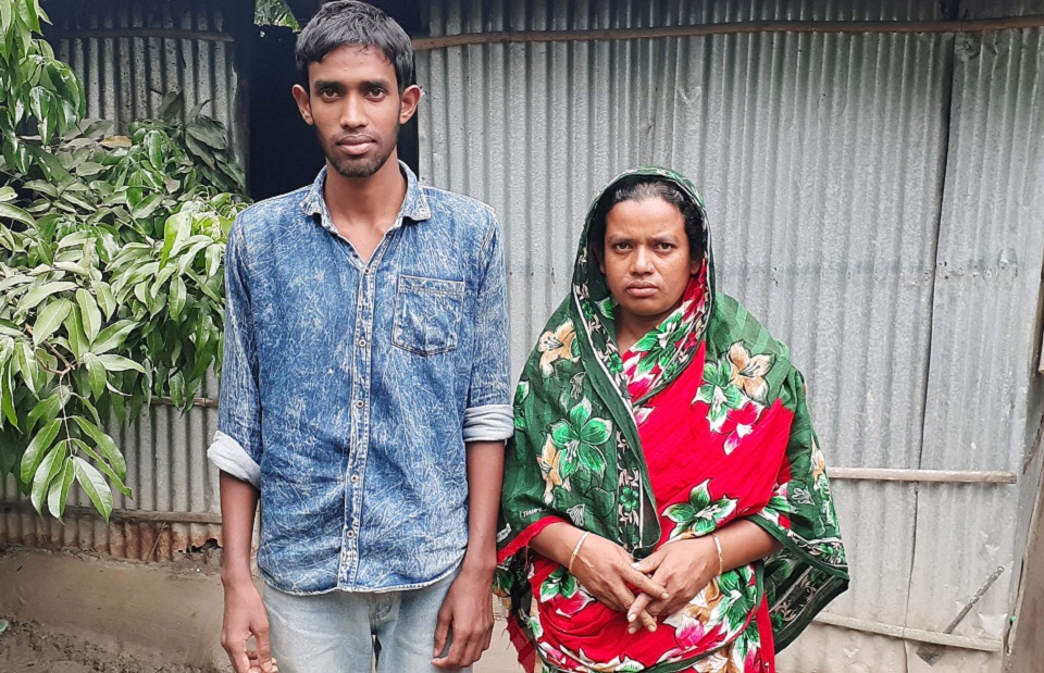 টাকার অভাবে অনিশ্চিত অনিকের বিশ্ববিদ্যালয়ে ভর্তির সুযোগ