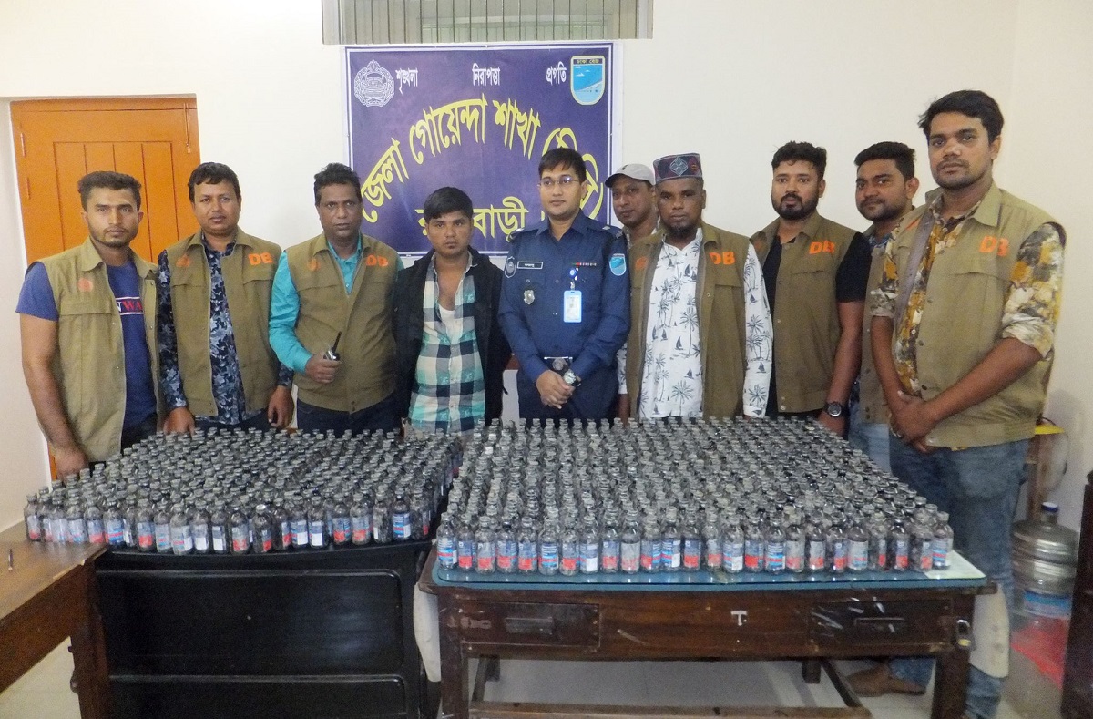 রাজবাড়ীতে ফেনসিডিলসহ মাদক ব্যবসায়ী আটক