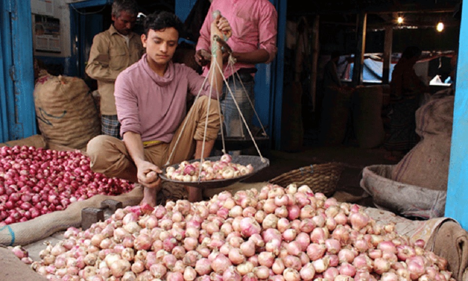 পুলিশ দেখেই পেঁয়াজের দাম ৫০ টাকা কমিয়ে দিল ব্যবসায়ীরা
