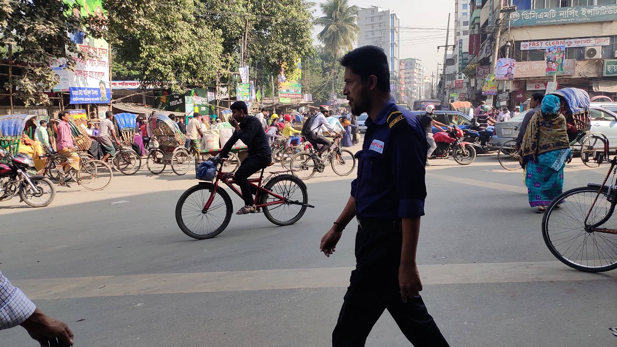 রাজধানীতে পরিবহন সংকটে অফিসগামী মানুষ বিপাকে