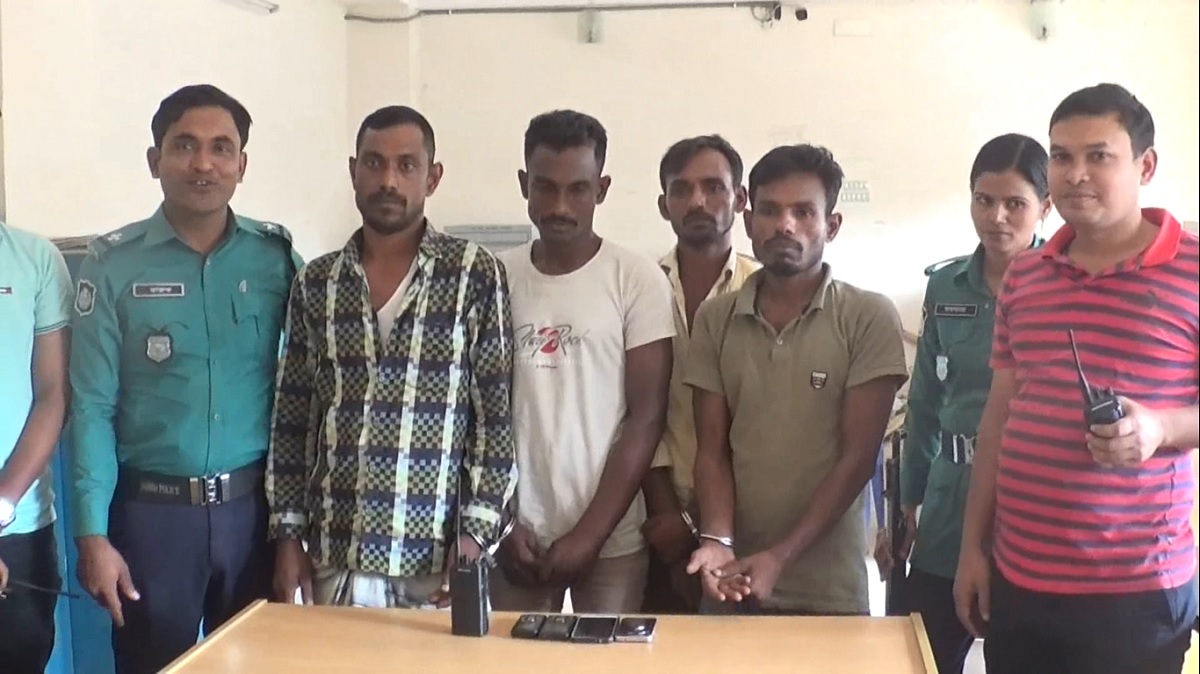 গাজীপুরে ৪ ভুয়া ডিবি পুলিশ আটক