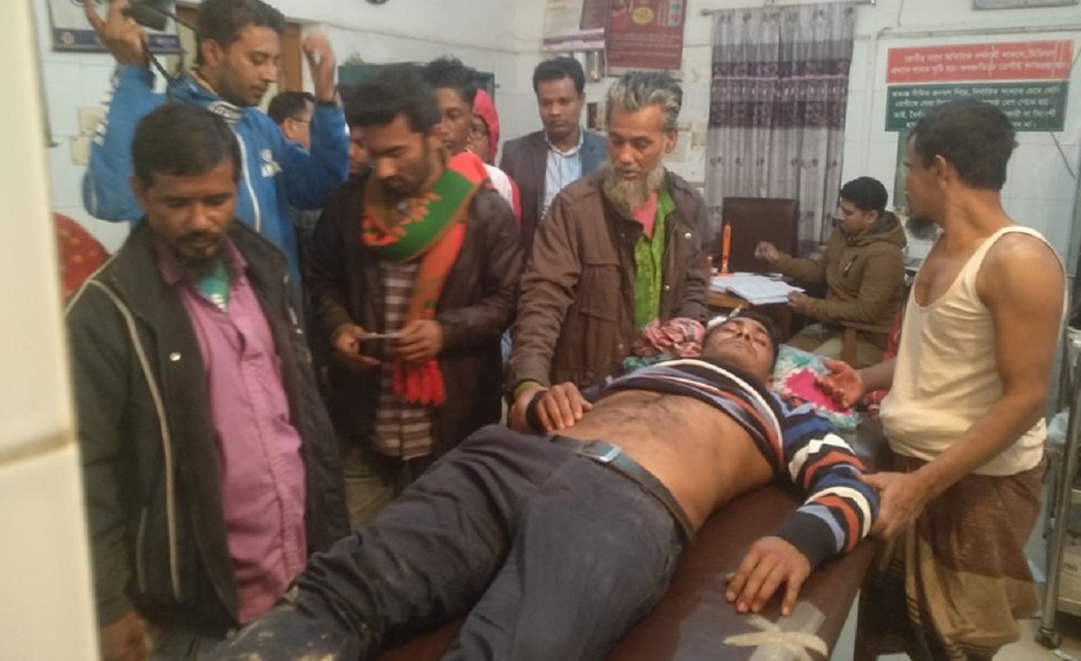 সাংবাদিককে কুপিয়ে হত্যা চেষ্টার অভিযোগ