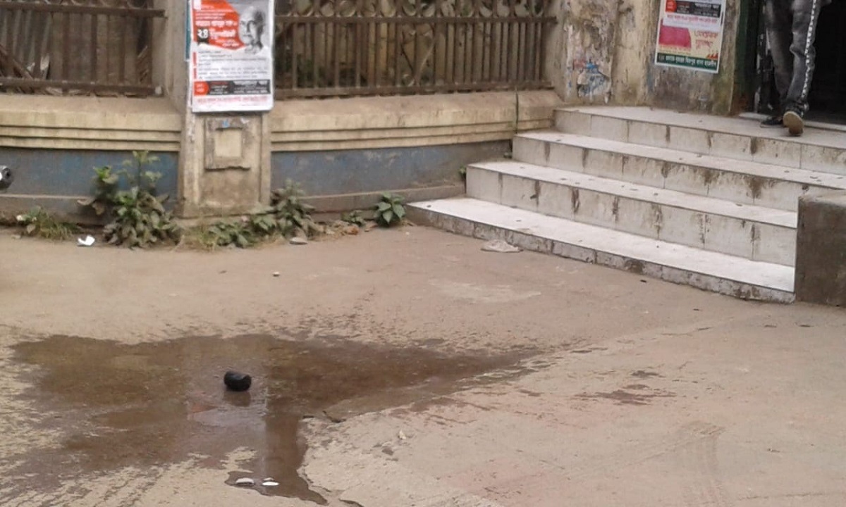 মধুর ক্যান্টিনের সামনে ককটেল