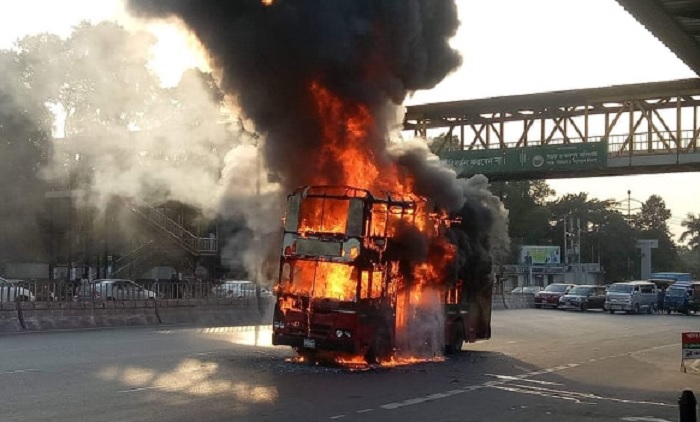 কুর্মিটোলা হাসপাতালের সামনে দোতলা বাসে আগুন