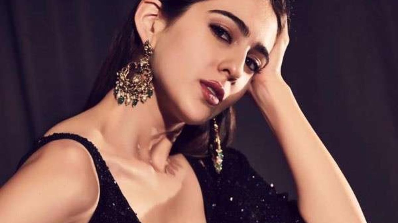 ভক্তকে জড়িয়ে ধরে ভাইরাল সারা আলি খান