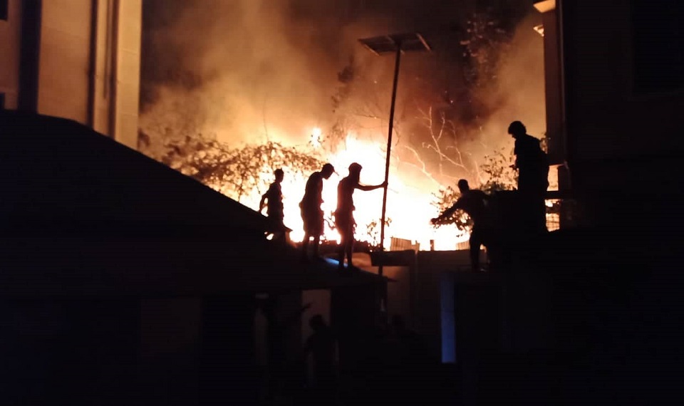 গভীর রাতে রামপুরায় বস্তিতে আগুন, ১ ঘণ্টার চেষ্টায় নিয়ন্ত্রণে