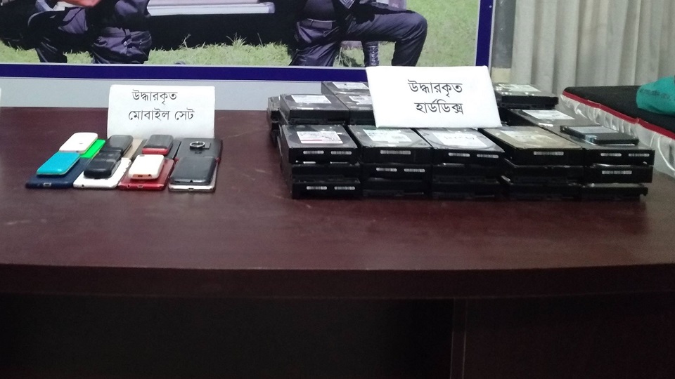 বগুড়ায় পর্ণোগ্রাফি সংরক্ষণ ও বিক্রির দায়ে আটক১৬, ৪৮ হার্ডডিস্ক জব্দ