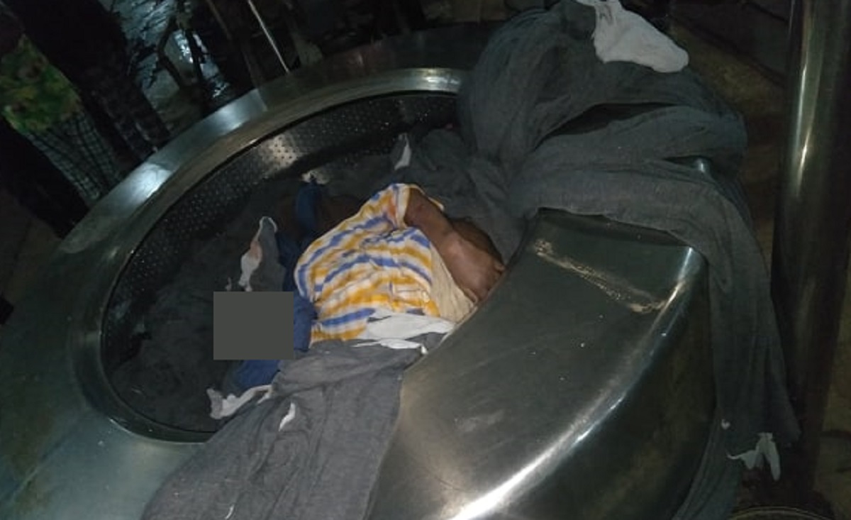 ওয়াশিং মেশিনে কাপড় পেঁচিয়ে শ্রমিকের মৃত্যু