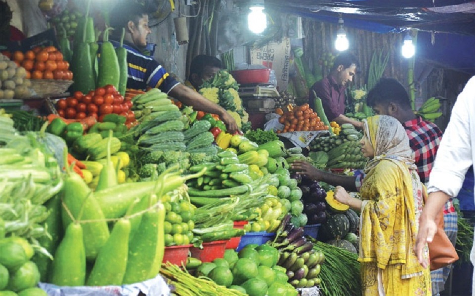 সারাদেশেই বেশ চড়া মূল্যে বিক্রি হচ্ছে সব ধরনের সবজি