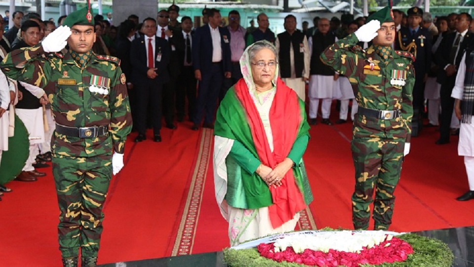 বিজয় দিবসে বঙ্গবন্ধুর প্রতিকৃতিতে প্রধানমন্ত্রীর শ্রদ্ধা