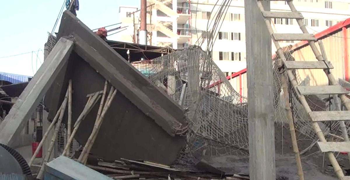 নির্মাণাধীন কারখানার ছাদ ধসে শ্রমিক নিহত