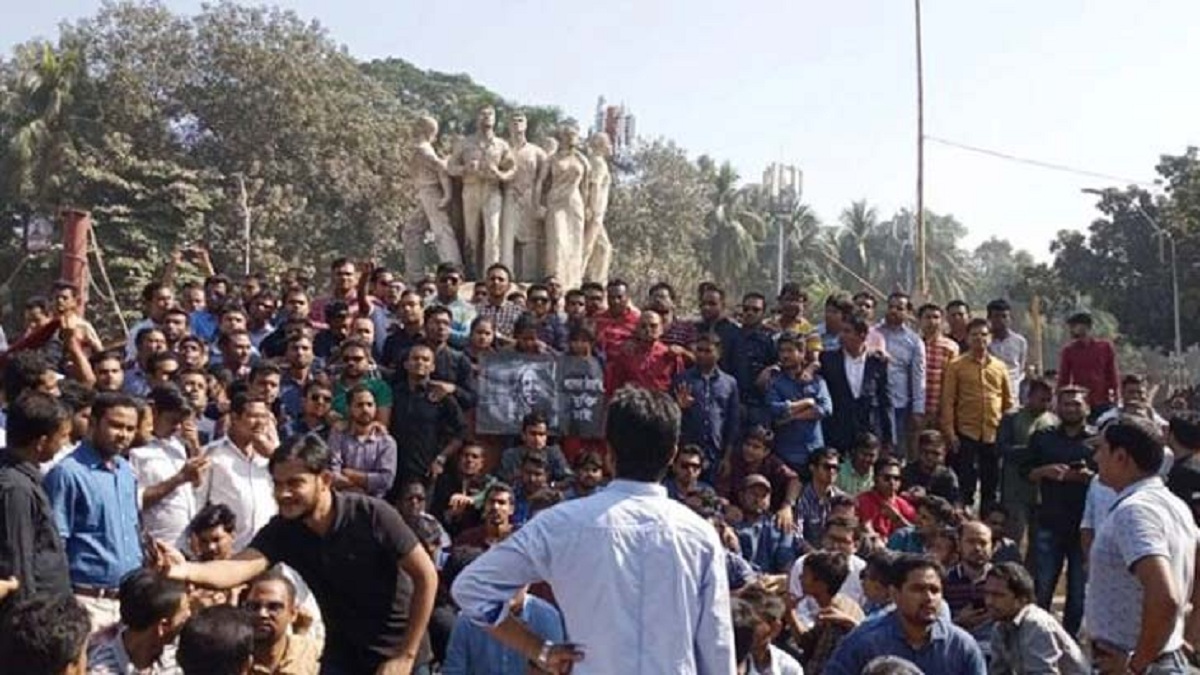 খালেদা জিয়ার জামিন শুনানি পেছানোয় ঢাবিতে ছাত্রদলের বিক্ষোভ