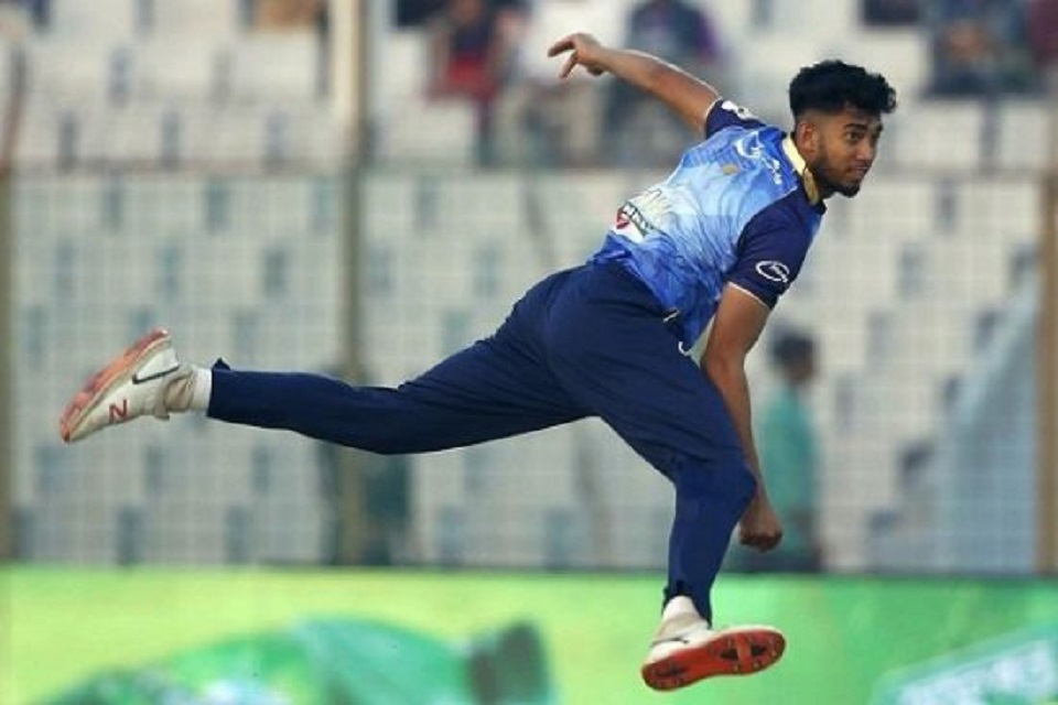 লোহার জুতা ভেঙ্গে চমক লাগানো পেসার ‘মুগ্ধ’