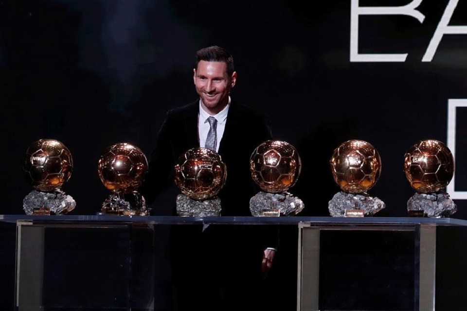 রেকর্ড ষষ্ঠবারের মতো ‘ব্যালন ডি অর’ লিওনেল মেসির হাতে