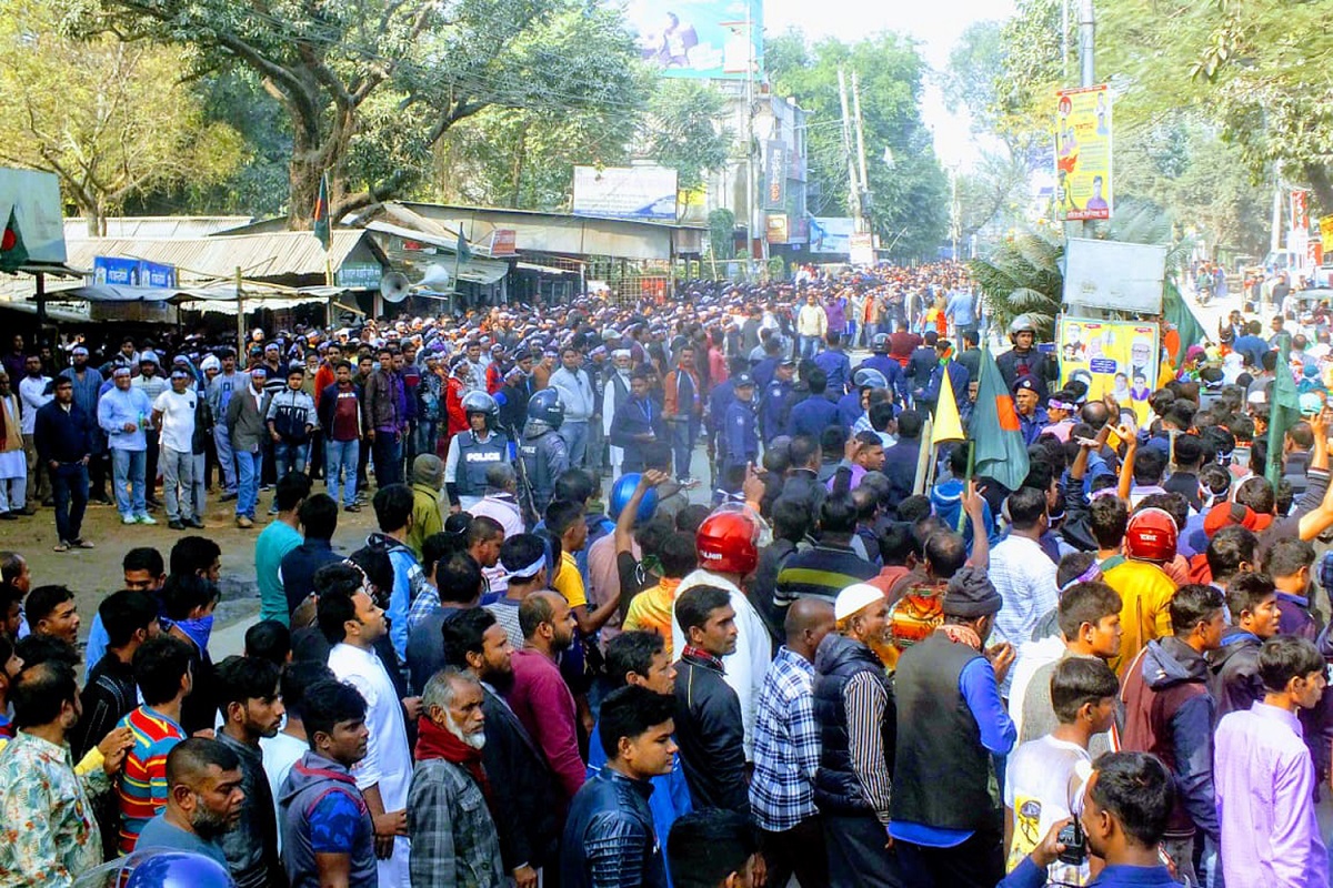 বিজয় দিবসের শোভাযাত্রা নিয়ে আওয়ামী লীগ-যুবলীগের সংঘর্ষ; আহত ১৫