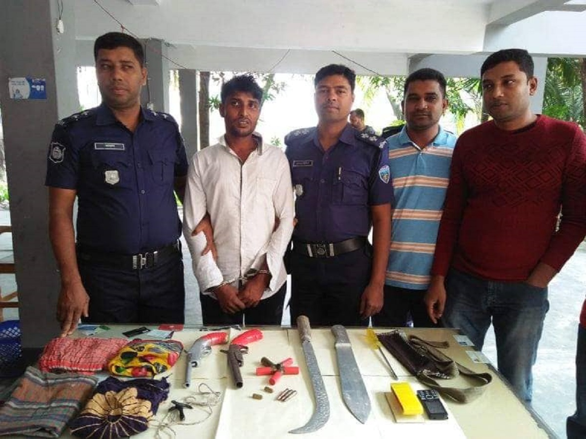 নোয়াখালীতে অস্ত্রসহ ডাকাত গ্রেফতার