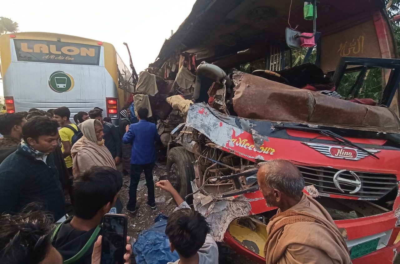 রাজবাড়ীতে দুই বাসের মুখোমুখি সংঘর্ষে নিহত ৫