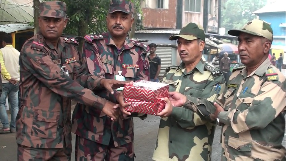 বিজয় দিবস উপলক্ষে বিএসএফকে মিষ্টি উপহার দিল বিজিবি