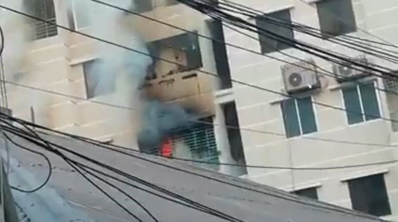 রাজধানীর নদ্দায় বহুতল ভবনে আগুন