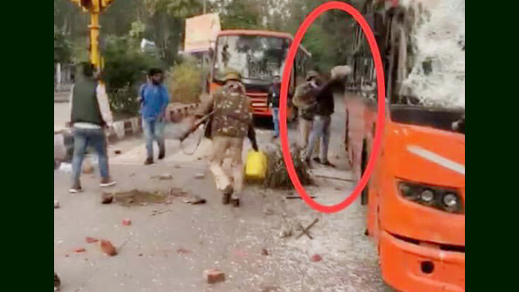 বিক্ষোভকারীদের ওপর দায় চাপাতে দিল্লিতে বাসে আগুন ধরাচ্ছে পুলিশ! ভিডিও ভাইরাল