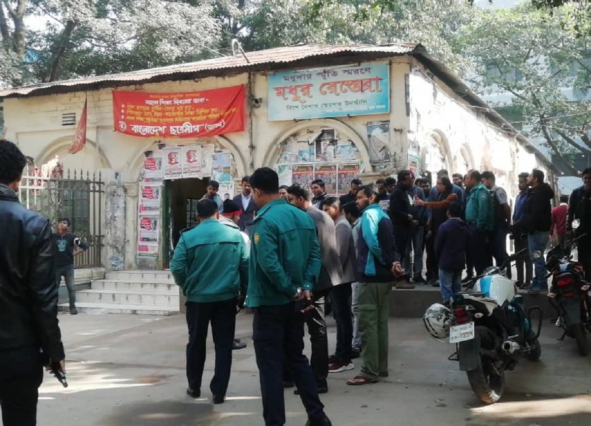 মধুর ক্যান্টিনের সামনে তিনটি ককটেল বিস্ফোরণ