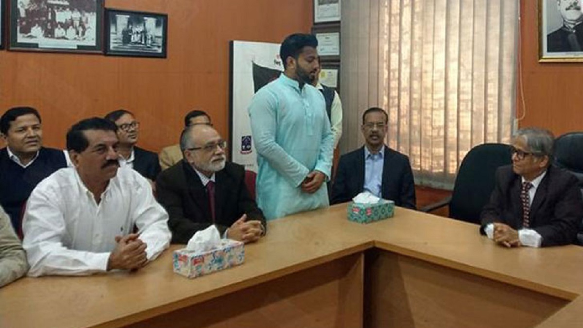 দোয়া চাইতে ঢাবি ভিসির কাছে গেলেন ইশরাক