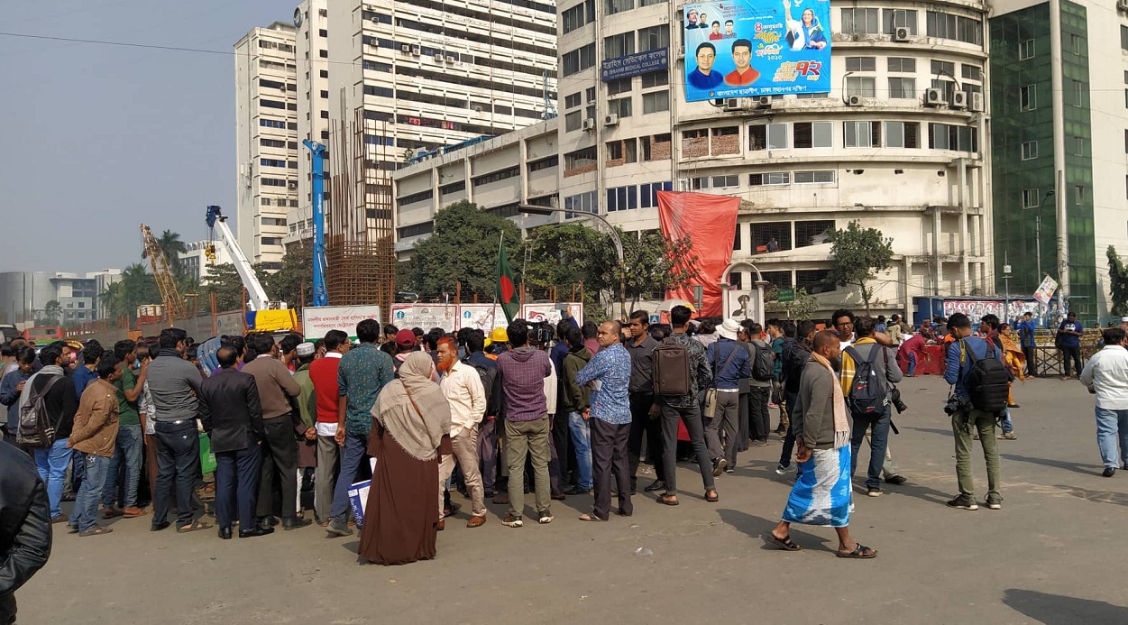 ধর্ষকের বিচারের দাবিতে শাহবাগে বিক্ষোভ