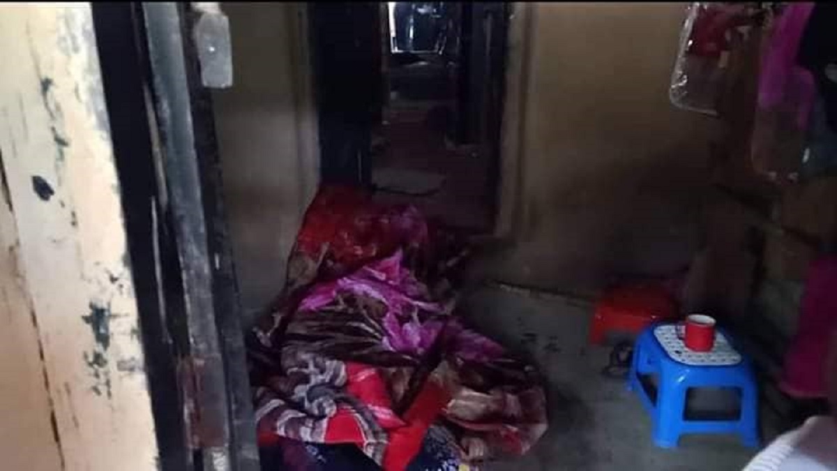 পরকীয়া সন্দেহে স্ত্রীকে কুপিয়ে হত্যা