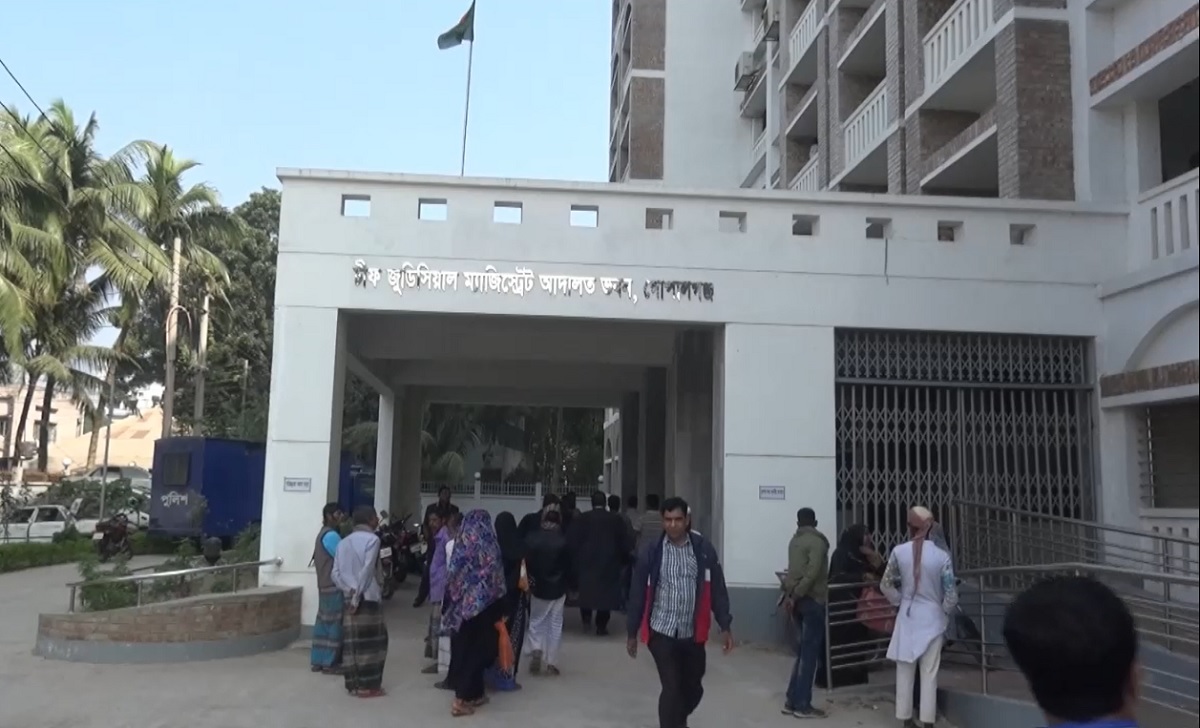 আদালতের বারান্দায় হাজিরা দিতে আসা আসামিদের থেকে ছিনতাই, আটক ৩