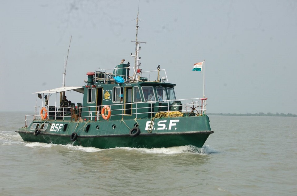 অবৈধভাবে বাংলাদেশে প্রবেশ করে ৫ জেলেকে আটক করে নিয়ে গেছে বিএসএফ