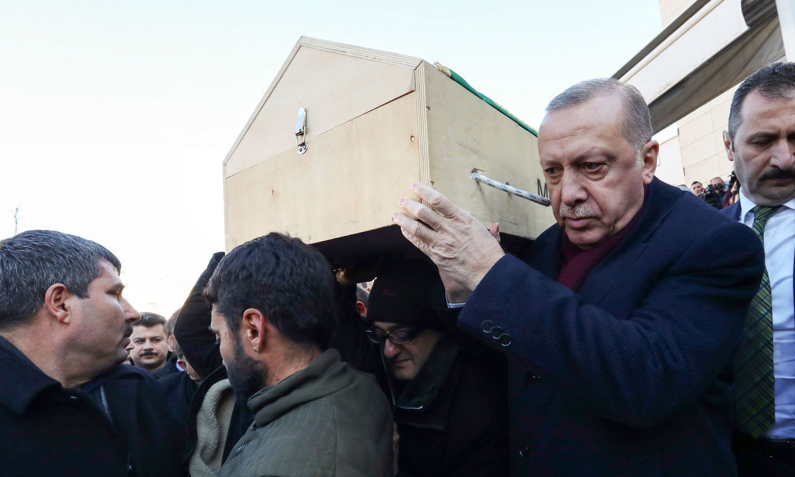 তুরস্কে ভূমিকম্পে নিহত বেড়ে ৩১, লাশ বহন করলেন এরদোগান