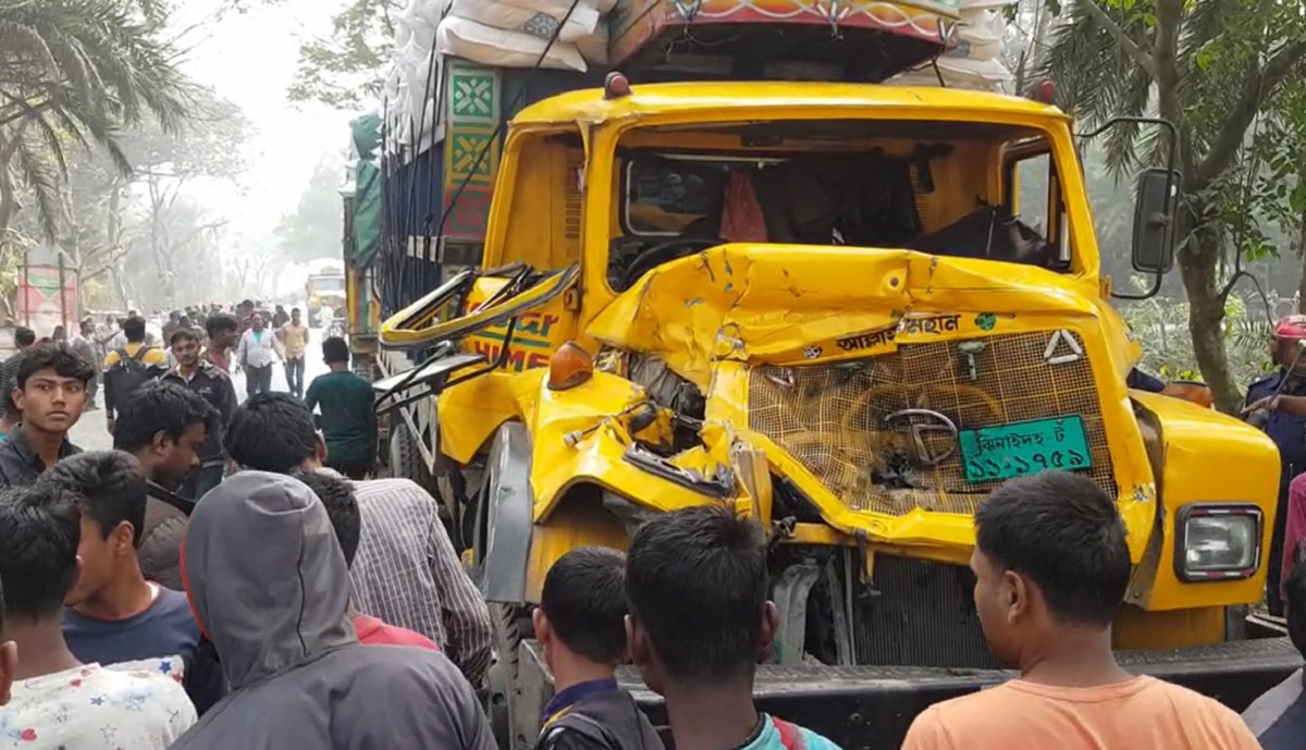 তিন ট্রাকের মুখোমুখি সংঘর্ষ, আহত ৫