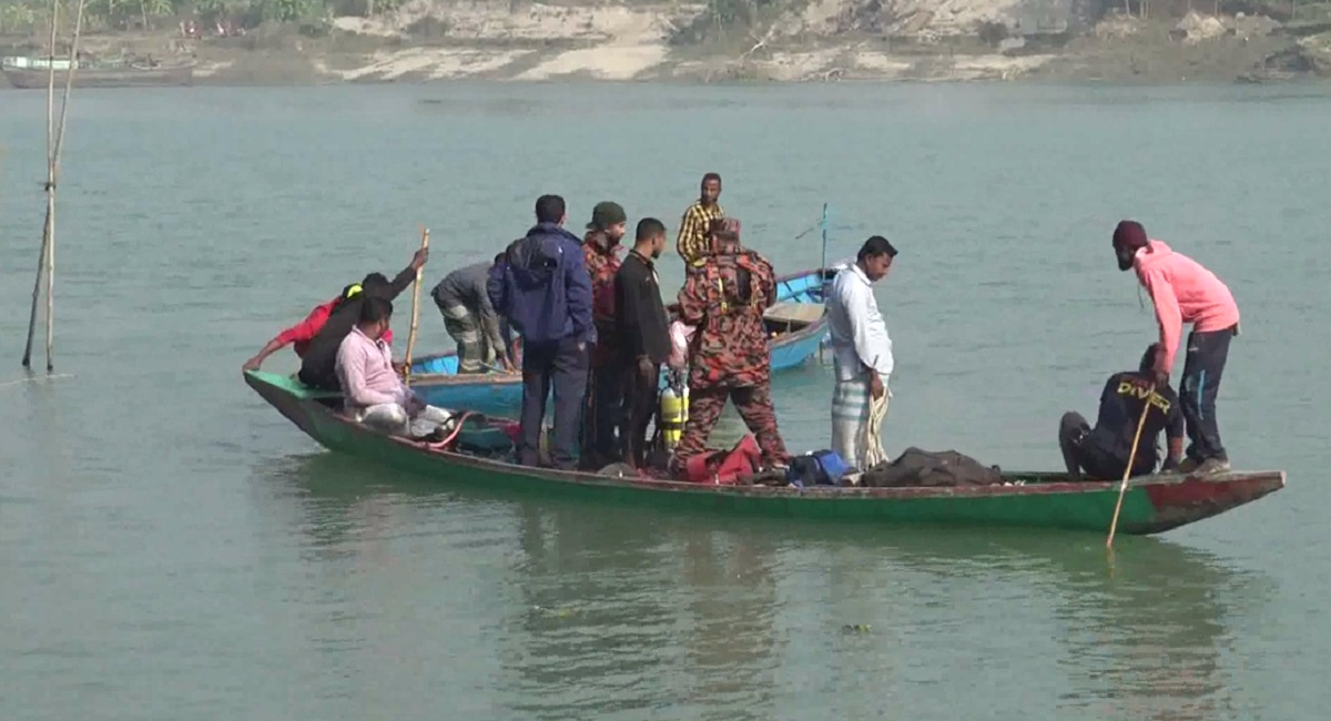 ট্রলার ডুবিতে স্কুলছাত্রী নিখোঁজ