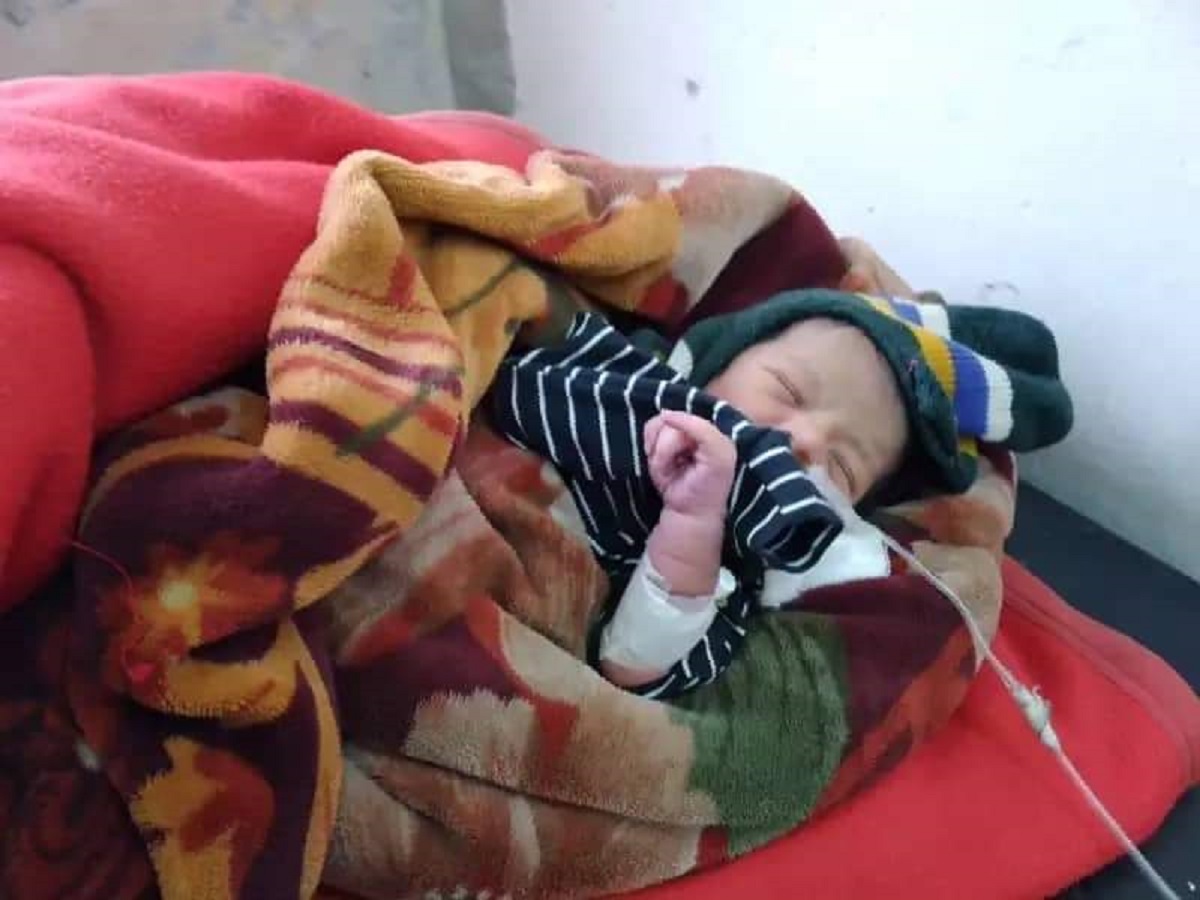 অলৌকিকভাবে বেঁচে গেছে একদিন বয়সী শিশু, মারা গেছে মা