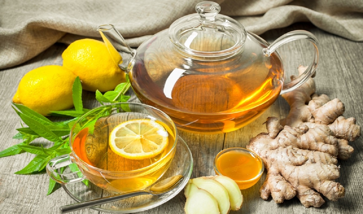 খুসখুসে কাশির সমস্যা, খেয়ে দেখুন আদা-মধুর চা